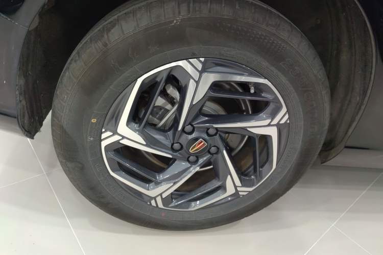 Used Hongqi HS3 2023 1.5T Two-Wheel Drive Shanwei Edition Right Rear Wheel Hub