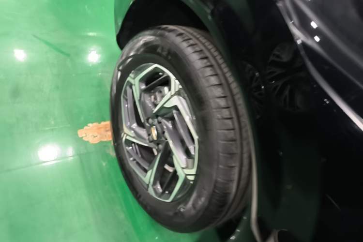 Used Hongqi HS3 2023 1.5T Two-Wheel Drive Shanwei Edition Right Rear Wheel Hub