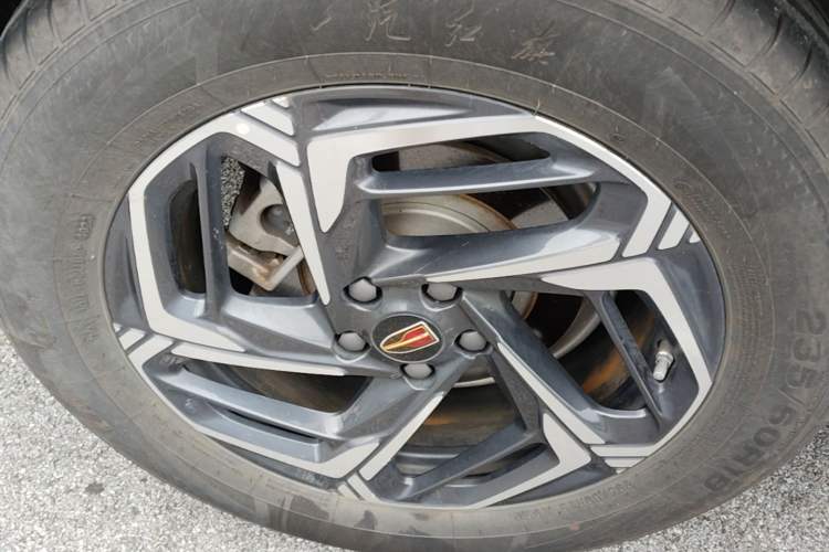 Used Hongqi HS3 2023 1.5T Two-Wheel Drive Shanwei Edition Right Rear Wheel Hub