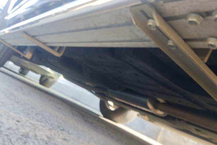 Used Hongqi HS3 2023 1.5T Two-Wheel Drive Shanwei Edition Right Side Sill