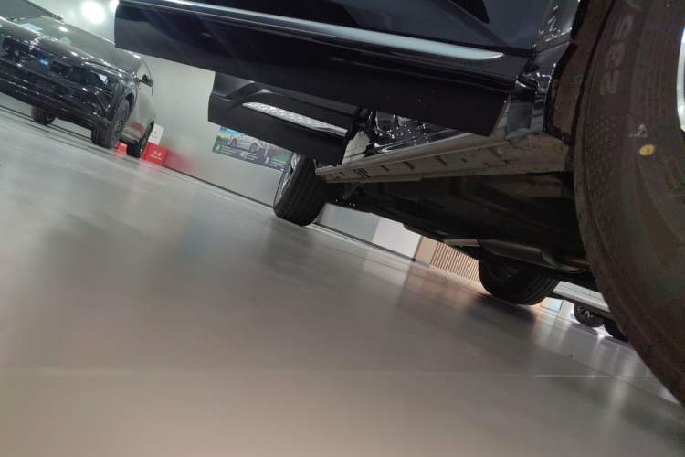 Used Hongqi HS3 2023 1.5T Two-Wheel Drive Shanwei Edition Right Side Sill