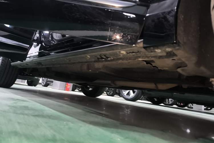 Used Hongqi HS3 2023 1.5T Two-Wheel Drive Shanwei Edition Right Side Sill