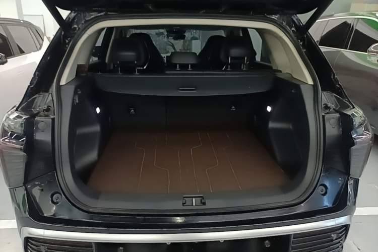 Used Hongqi HS3 2023 1.5T Two-Wheel Drive Shanwei Edition Trunk
