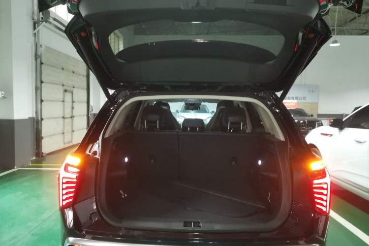 Used Hongqi HS3 2023 1.5T Two-Wheel Drive Shanwei Edition Trunk