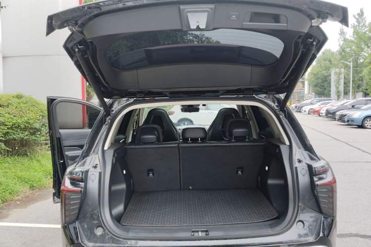 Used Hongqi HS3 2023 1.5T Two-Wheel Drive Shanwei Edition Trunk