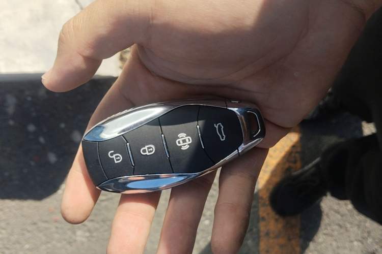 Used Hongqi HS3 2023 1.5T Two-Wheel Drive Shanwei Edition Vehicle Key
