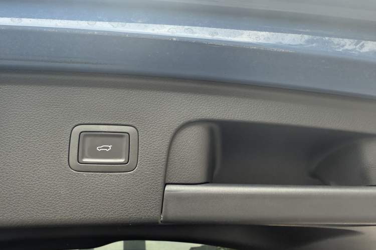 Used Hongqi HS3 2023 2.0T All-Wheel-Drive Youwei Version Interior 5