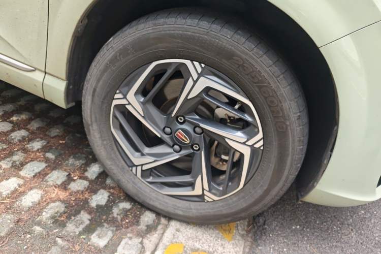 Used Hongqi HS3 2023 1.5T Two-Wheel Drive Shanwei Edition Right Front Wheel Hub