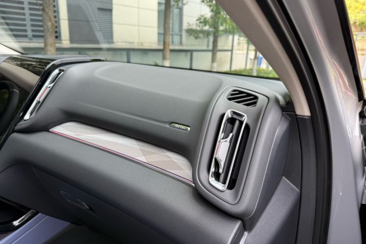Used Hongqi HS3 2023 2.0T All-Wheel-Drive Youwei Version Audio And AC Panel