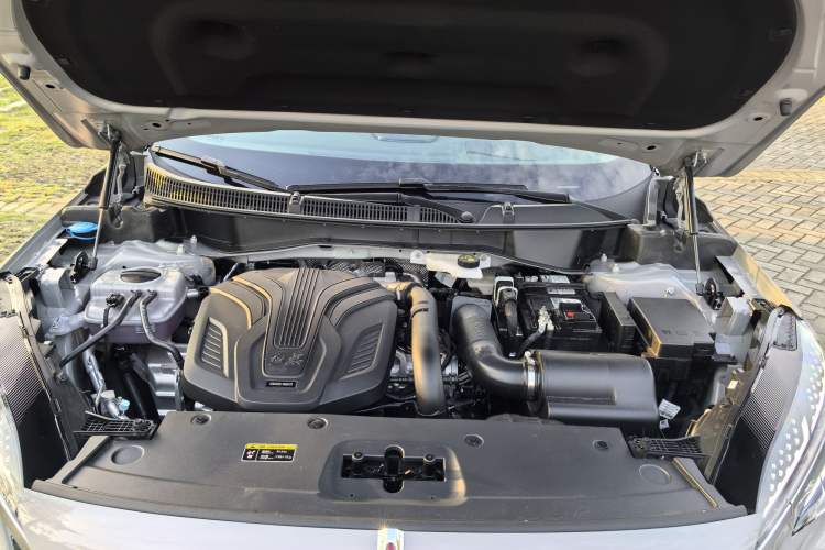 Used Hongqi HS3 2023 2.0T All-Wheel-Drive Youwei Version Engine Bay