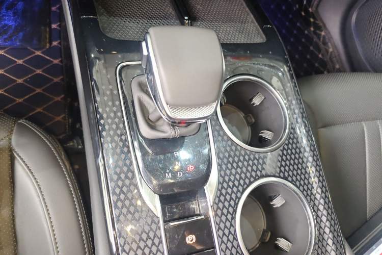 Used Hongqi HS3 2023 2.0T Two-Wheel Drive Available Version Gear Lever
