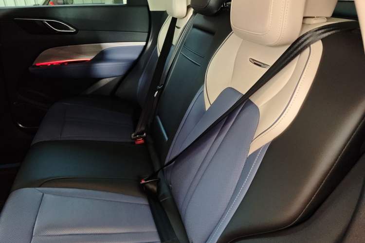 Used Hongqi HS3 2023 2.0T All-Wheel-Drive Youwei Version Interior 4