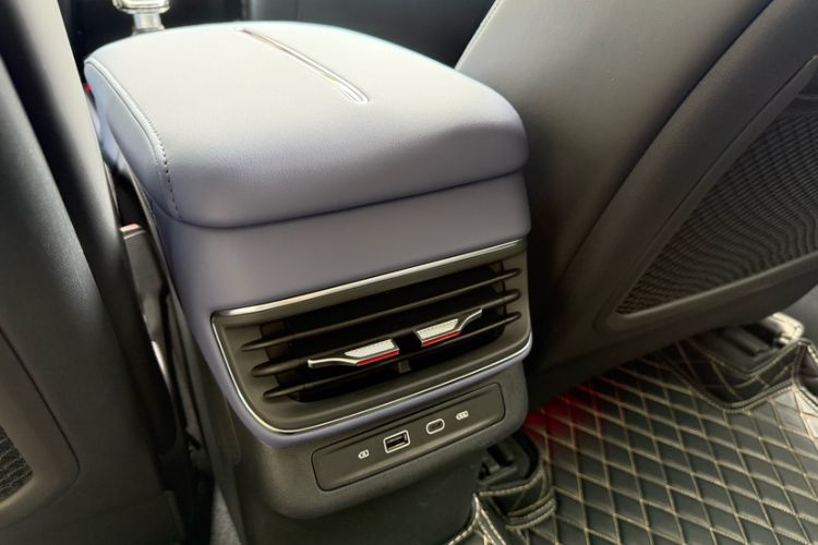 Used Hongqi HS3 2023 2.0T All-Wheel-Drive Youwei Version Interior 9