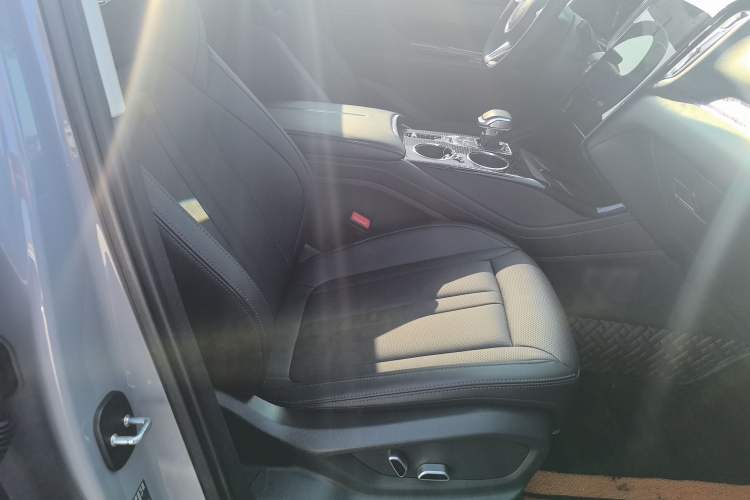 Used Hongqi HS3 2023 1.5T Two-Wheel Drive Shanwei Edition Right Front Seat