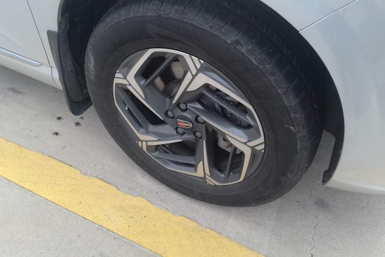 Used Hongqi HS3 2023 1.5T Two-Wheel Drive Shanwei Edition Right Front Wheel Hub