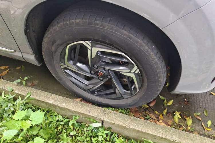 Used Hongqi HS3 2023 1.5T Two-Wheel Drive Shanwei Edition Right Front Wheel Hub