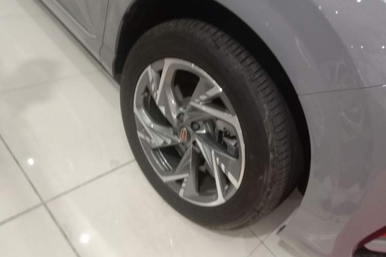 Used Hongqi HS3 2023 2.0T All-Wheel-Drive Youwei Version Right Front Wheel Hub