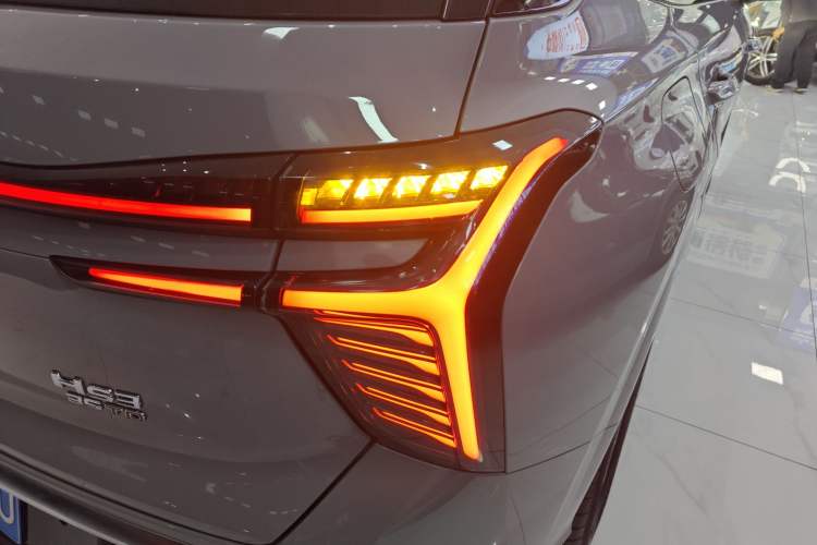 Used Hongqi HS3 2023 1.5T Two-Wheel Drive Shanwei Edition Right Rear Taillight