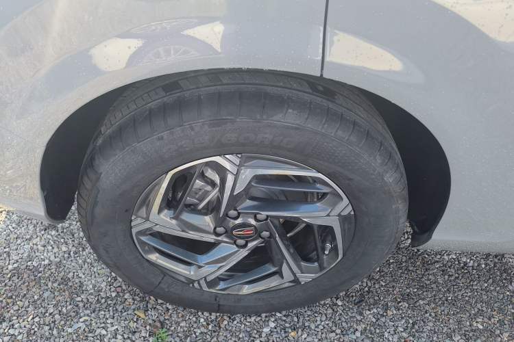Used Hongqi HS3 2023 1.5T Two-Wheel Drive Shanwei Edition Right Rear Wheel Hub