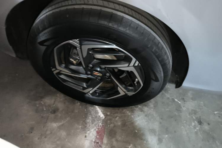 Used Hongqi HS3 2023 1.5T Two-Wheel Drive Shanwei Edition Right Rear Wheel Hub