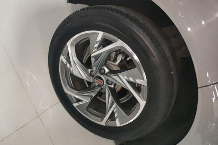 Used Hongqi HS3 2023 2.0T All-Wheel-Drive Youwei Version Right Rear Wheel Hub