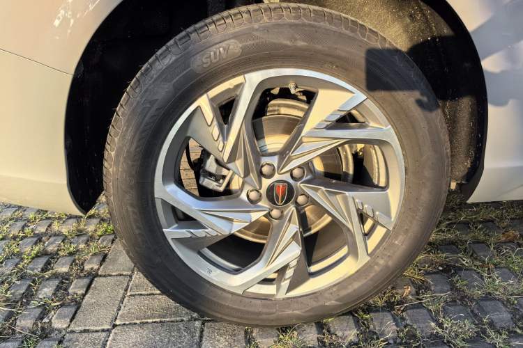 Used Hongqi HS3 2023 2.0T All-Wheel-Drive Youwei Version Right Rear Wheel Hub