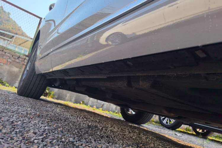 Used Hongqi HS3 2023 1.5T Two-Wheel Drive Shanwei Edition Right Side Sill
