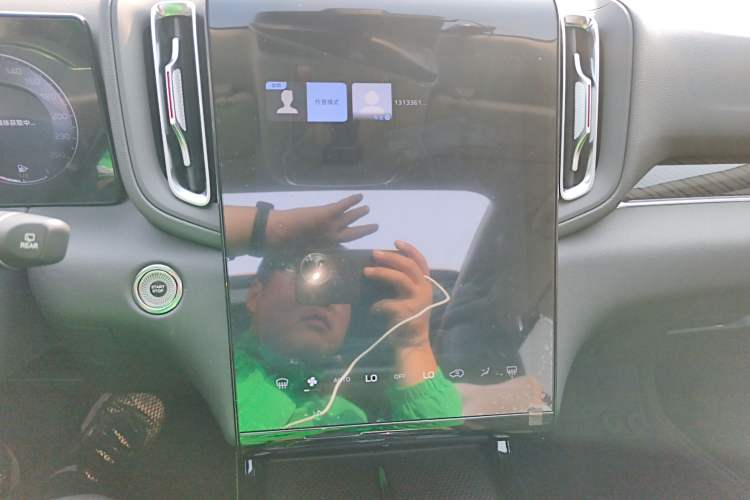 Used Hongqi HS3 2023 1.5T Two-Wheel Drive Shanwei Edition Audio And AC Panel