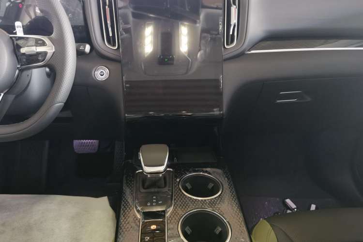 Used Hongqi HS3 2023 1.5T Two-Wheel Drive Shanwei Edition Audio And AC Panel