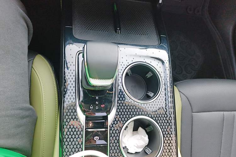 Used Hongqi HS3 2023 1.5T Two-Wheel Drive Shanwei Edition Gear Lever