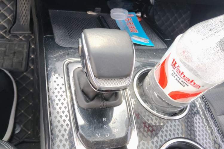 Used Hongqi HS3 2023 1.5T Two-Wheel Drive Shanwei Edition Gear Lever