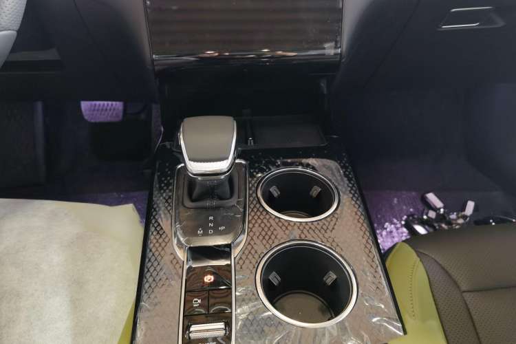 Used Hongqi HS3 2023 1.5T Two-Wheel Drive Shanwei Edition Gear Lever
