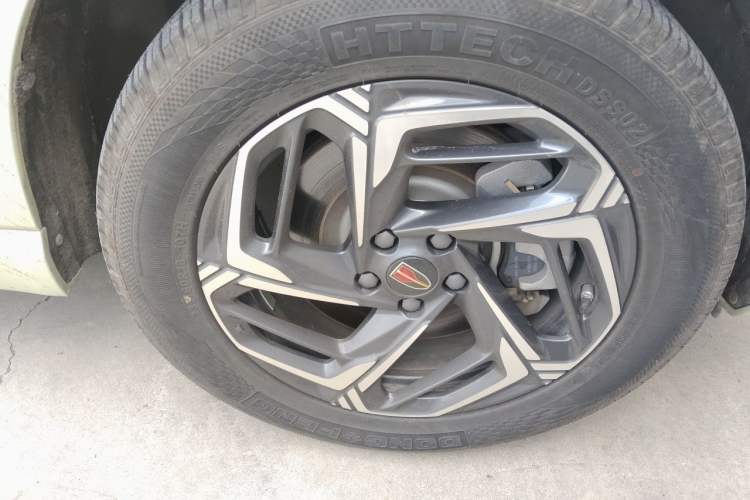 Used Hongqi HS3 2023 1.5T Two-Wheel Drive Shanwei Edition Right Front Wheel Hub