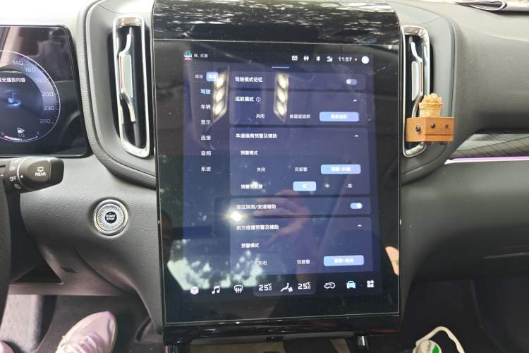 Used Hongqi HS3 2023 1.5T Two-Wheel Drive Shanwei Edition Audio And AC Panel
