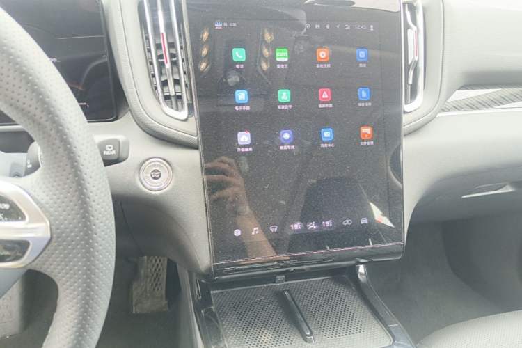 Used Hongqi HS3 2023 1.5T Two-Wheel Drive Shanwei Edition Audio And AC Panel