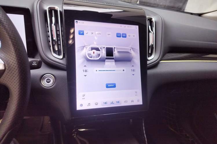 Used Hongqi HS3 2023 1.5T Two-Wheel Drive Shanwei Edition Audio And AC Panel