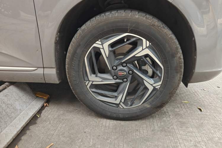 Used Hongqi HS3 2023 1.5T Two-Wheel Drive Shanwei Edition Right Front Wheel Hub