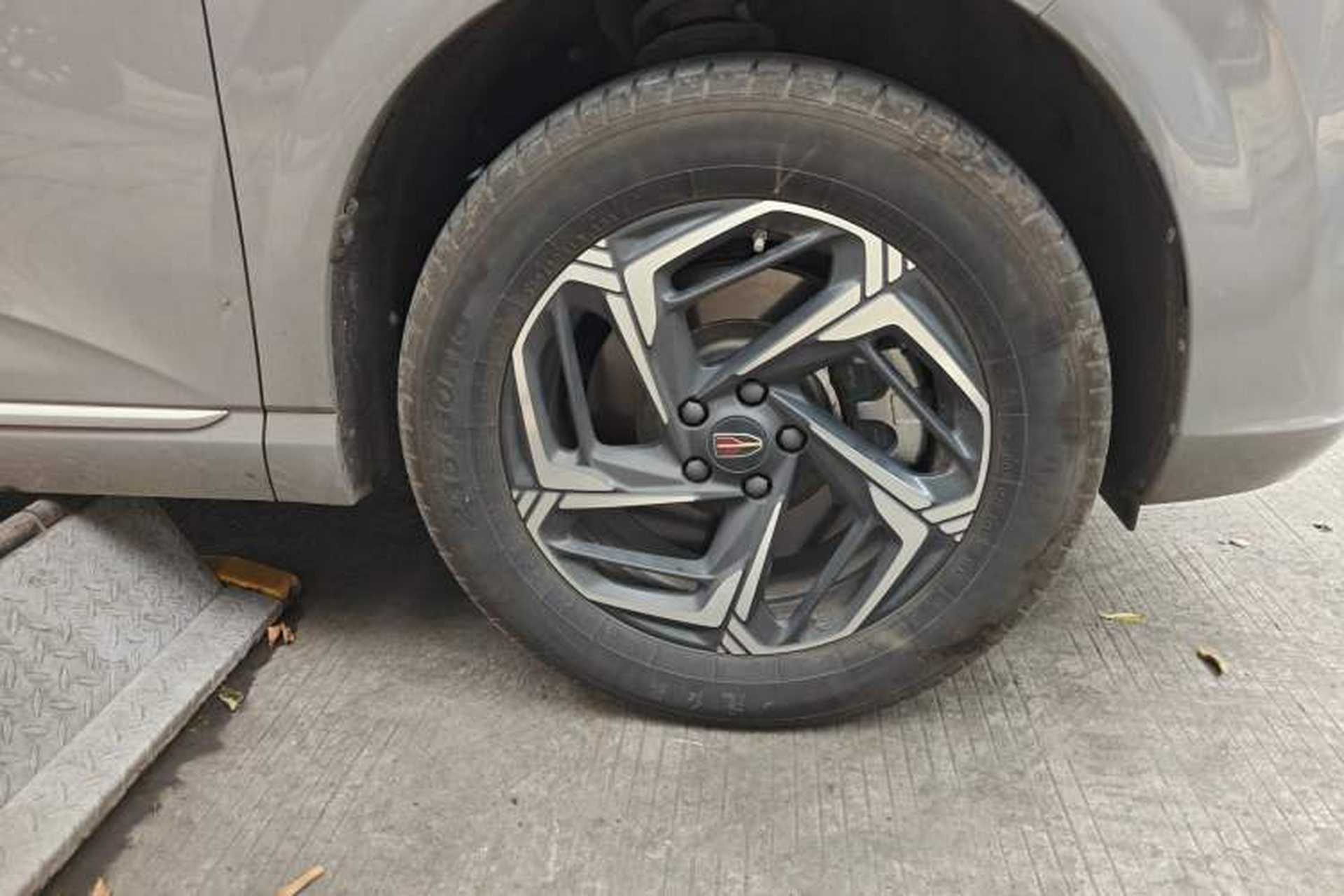 Used Hongqi HS3 2023 1.5T Two-Wheel Drive Shanwei Edition Right Front Wheel Hub