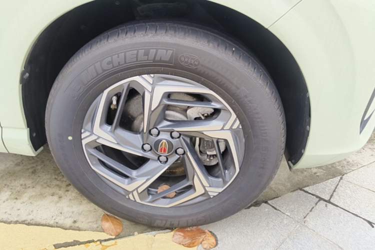 Used Hongqi HS3 2023 1.5T Two-Wheel Drive Shanwei Edition Right Front Wheel Hub