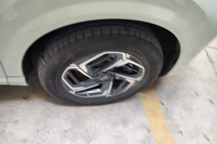 Used Hongqi HS3 2023 1.5T Two-Wheel Drive Shanwei Edition Right Front Wheel Hub