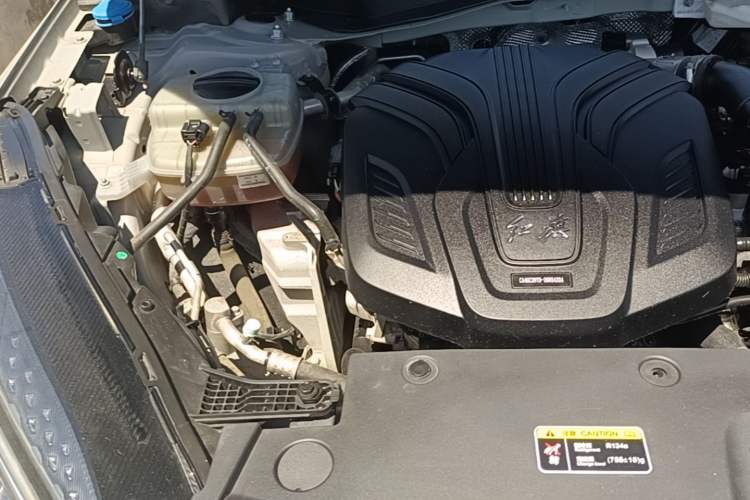 Used Hongqi HS3 2023 2.0T All-Wheel-Drive Youwei Version Engine Bay Right