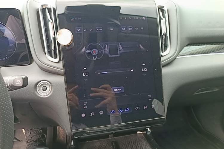 Used Hongqi HS3 2023 1.5T Two-Wheel Drive Shanwei Edition Audio And AC Panel