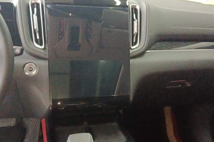 Used Hongqi HS3 2023 2.0T Two-Wheel Drive Available Version Audio And AC Panel