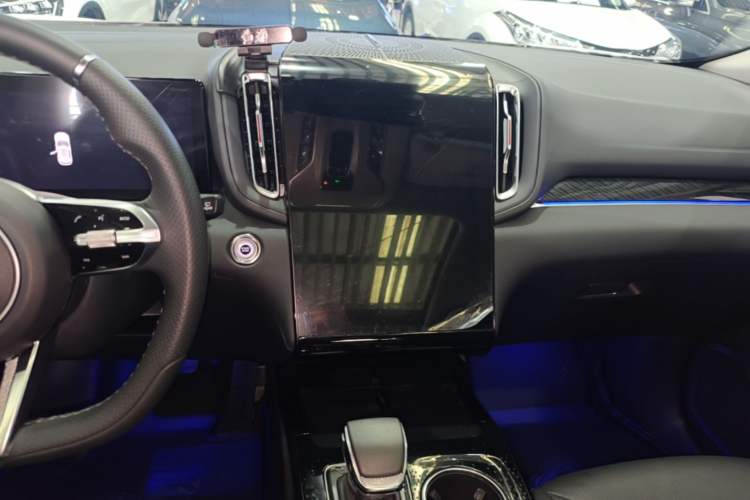 Used Hongqi HS3 2023 1.5T Two-Wheel Drive Shanwei Edition Audio And AC Panel