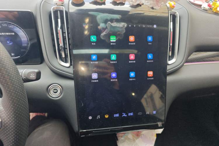 Used Hongqi HS3 2023 1.5T Two-Wheel Drive Shanwei Edition Audio And AC Panel