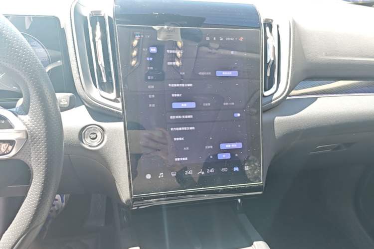 Used Hongqi HS3 2023 1.5T Two-Wheel Drive Shanwei Edition Audio And AC Panel