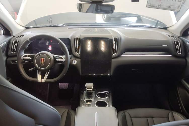 Used Hongqi HS3 2023 1.5T Two-Wheel Drive Shanwei Edition Center Console