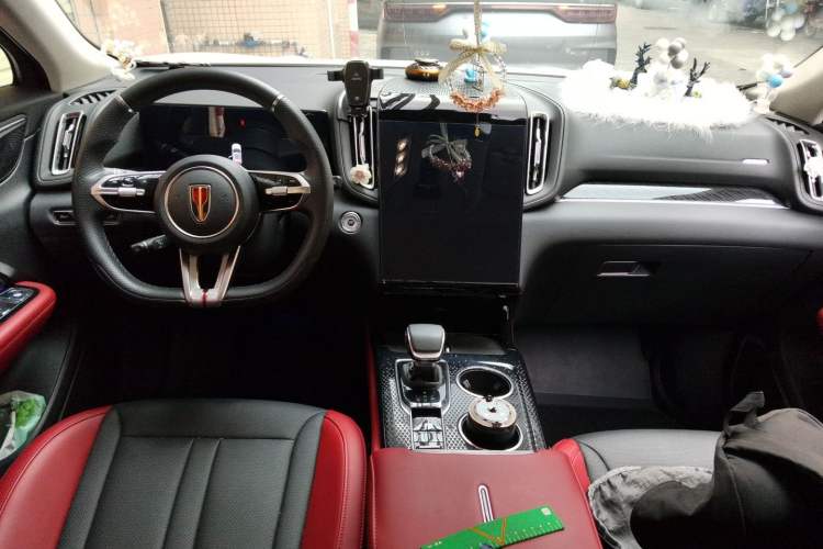 Used Hongqi HS3 2023 1.5T Two-Wheel Drive Shanwei Edition Center Console