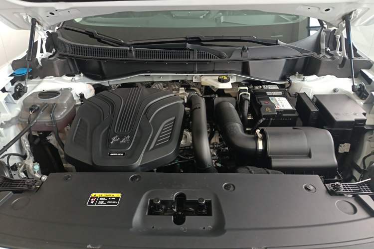 Used Hongqi HS3 2023 2.0T All-Wheel-Drive Youwei Version Engine Bay