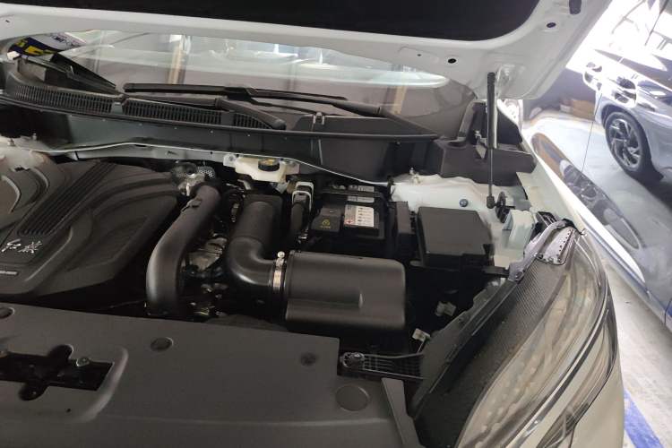 Used Hongqi HS3 2023 2.0T Two-Wheel Drive Available Version Engine Bay Left